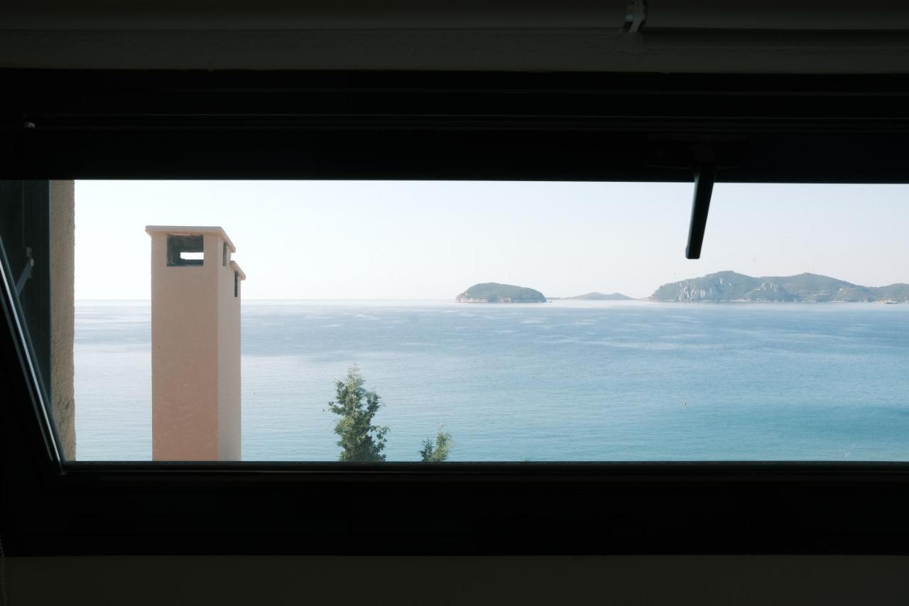 Crystal Bay Apartment Palaiontsiflikion Exterior photo